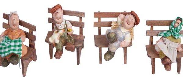 SUR.4 FIG.SENTADAS EN BCO PEQ.C.CAMP.