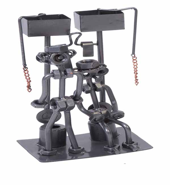 FIGURA METAL PAREJA EN W.C.